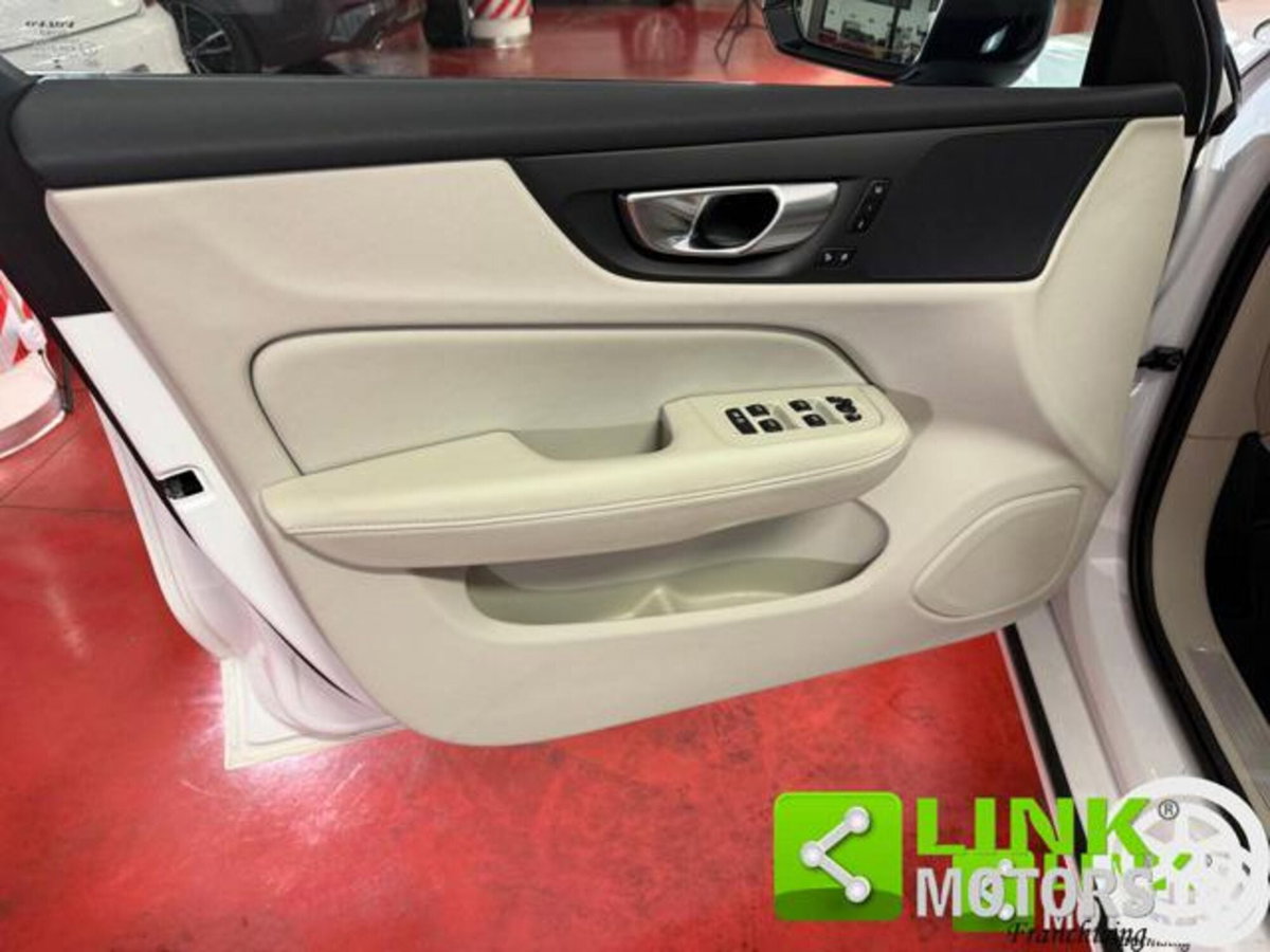 Volvo V60 B4 automatico Ultimate Dark (15)