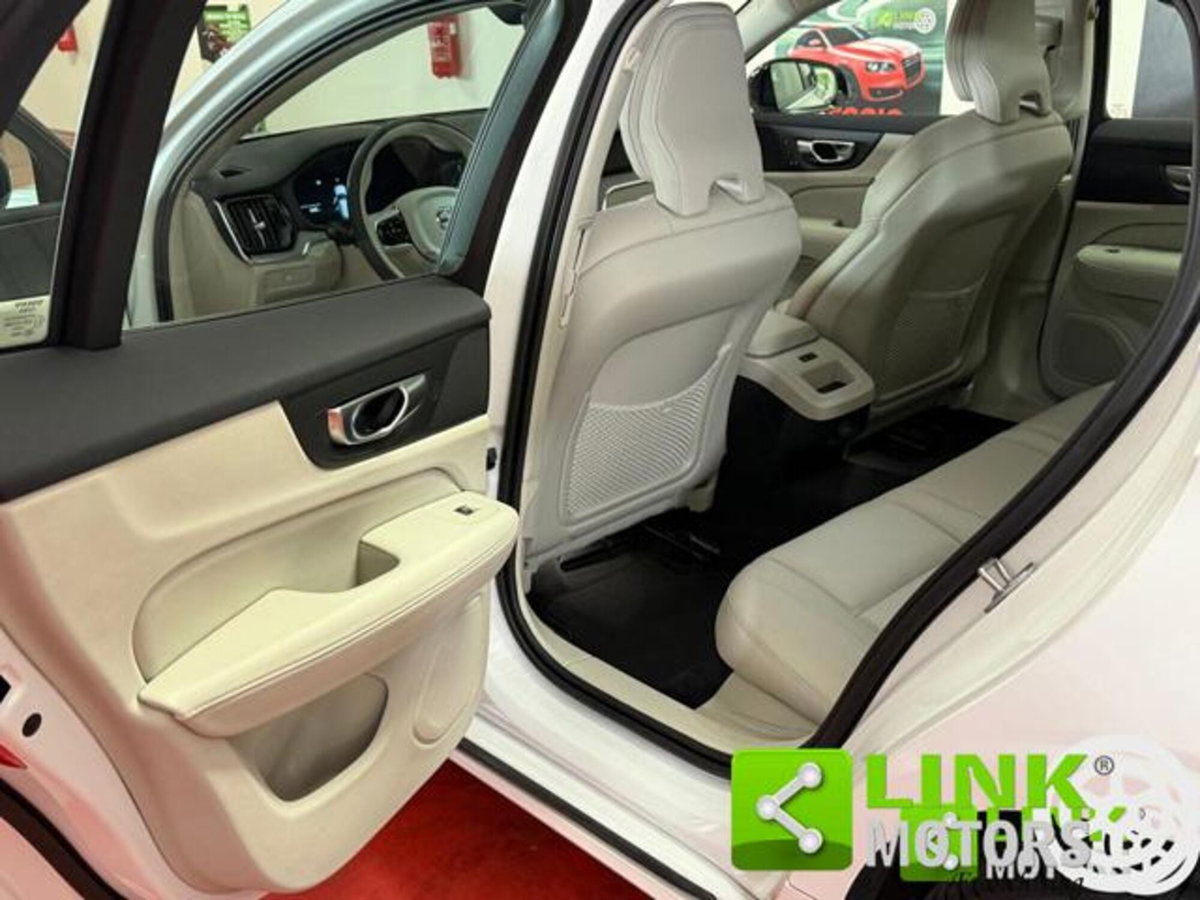 Volvo V60 B4 automatico Ultimate Dark (16)