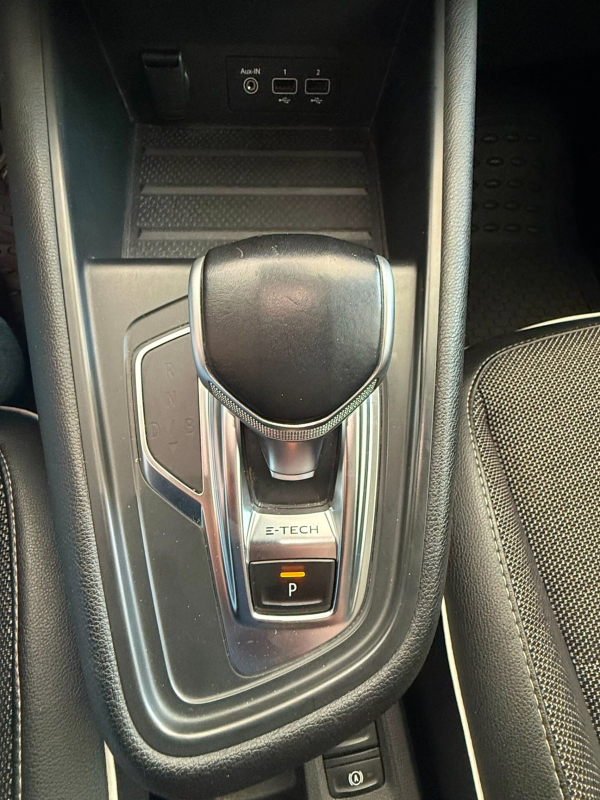 Renault Captur Plug-in Hybrid E-Tech 160 CV Initiale Paris (11)