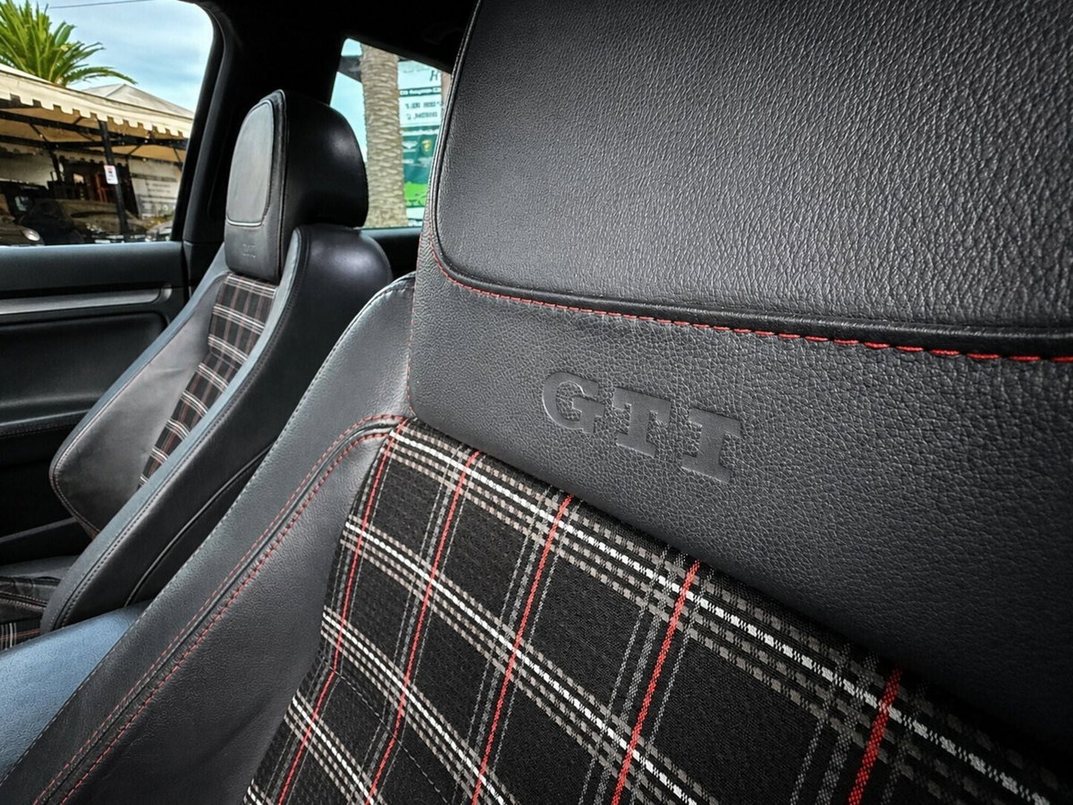 Volkswagen Golf 2.0 16V TFSI 3p. DSG GTI Edition 30 (18)