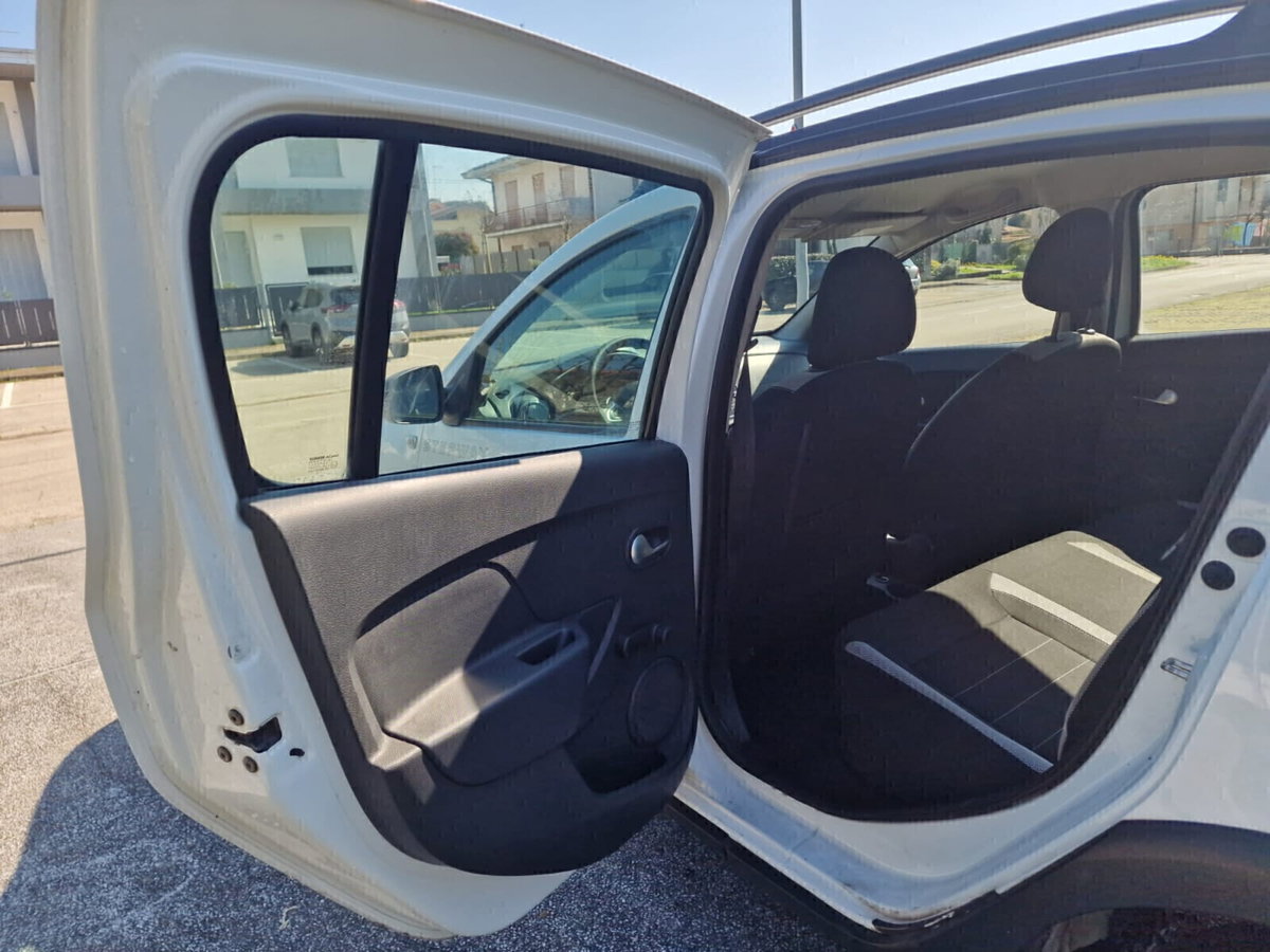Dacia Sandero Stepway 1.5 Blue dCi 95CV 15th Anniversary (10)