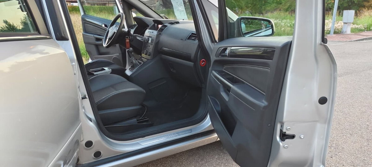 Opel Zafira 1.9 CDTI 120CV Cosmo (19)