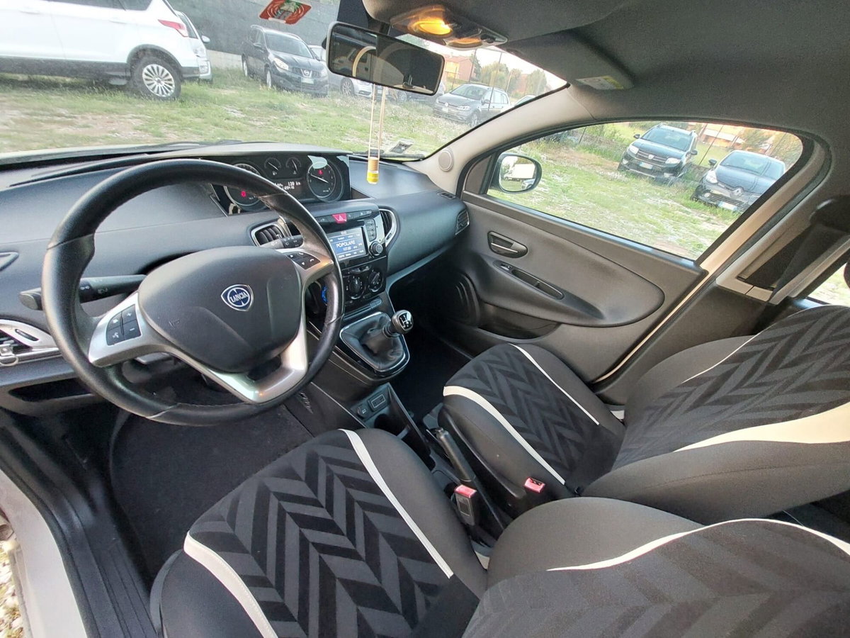 Lancia Ypsilon 1.2 69 CV 5 porte Platinum (12)