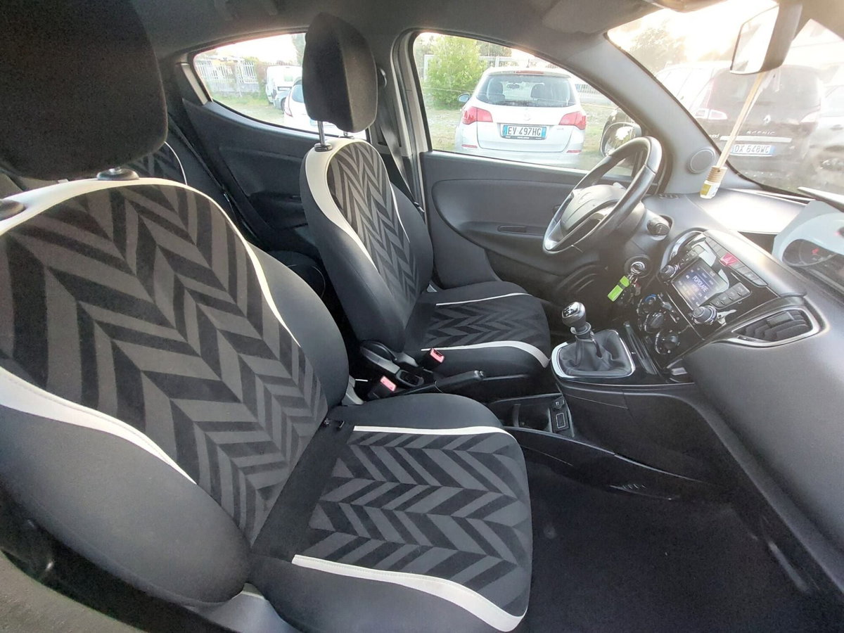 Lancia Ypsilon 1.2 69 CV 5 porte Platinum (15)