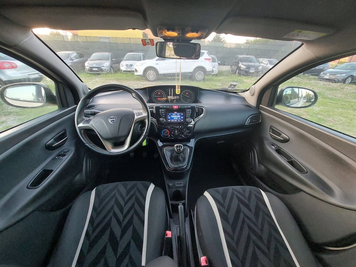 Lancia Ypsilon 1.2 69 CV 5 porte Platinum (16)