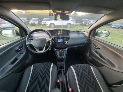 Lancia Ypsilon 1.2 69 CV 5 porte Platinum (16)