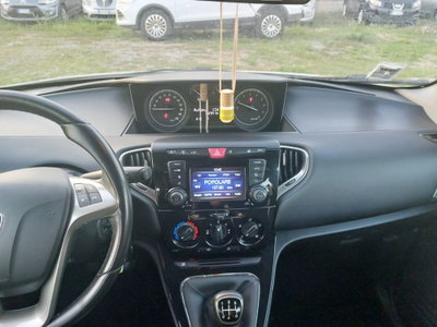 Lancia Ypsilon 1.2 69 CV 5 porte Platinum (19)