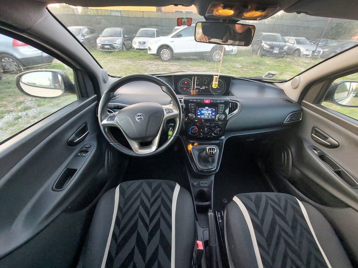 Lancia Ypsilon 1.2 69 CV 5 porte Platinum (8)