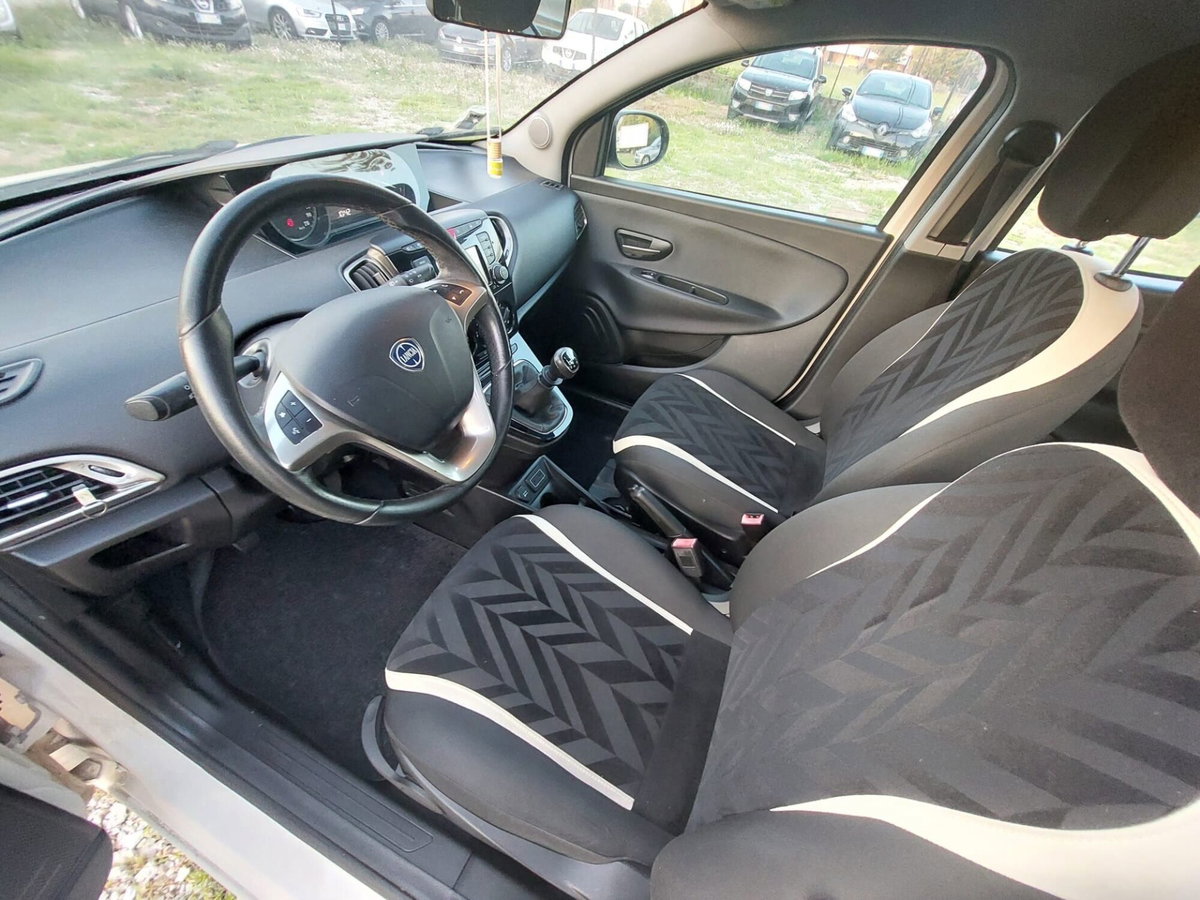 Lancia Ypsilon 1.2 69 CV 5 porte Platinum (9)
