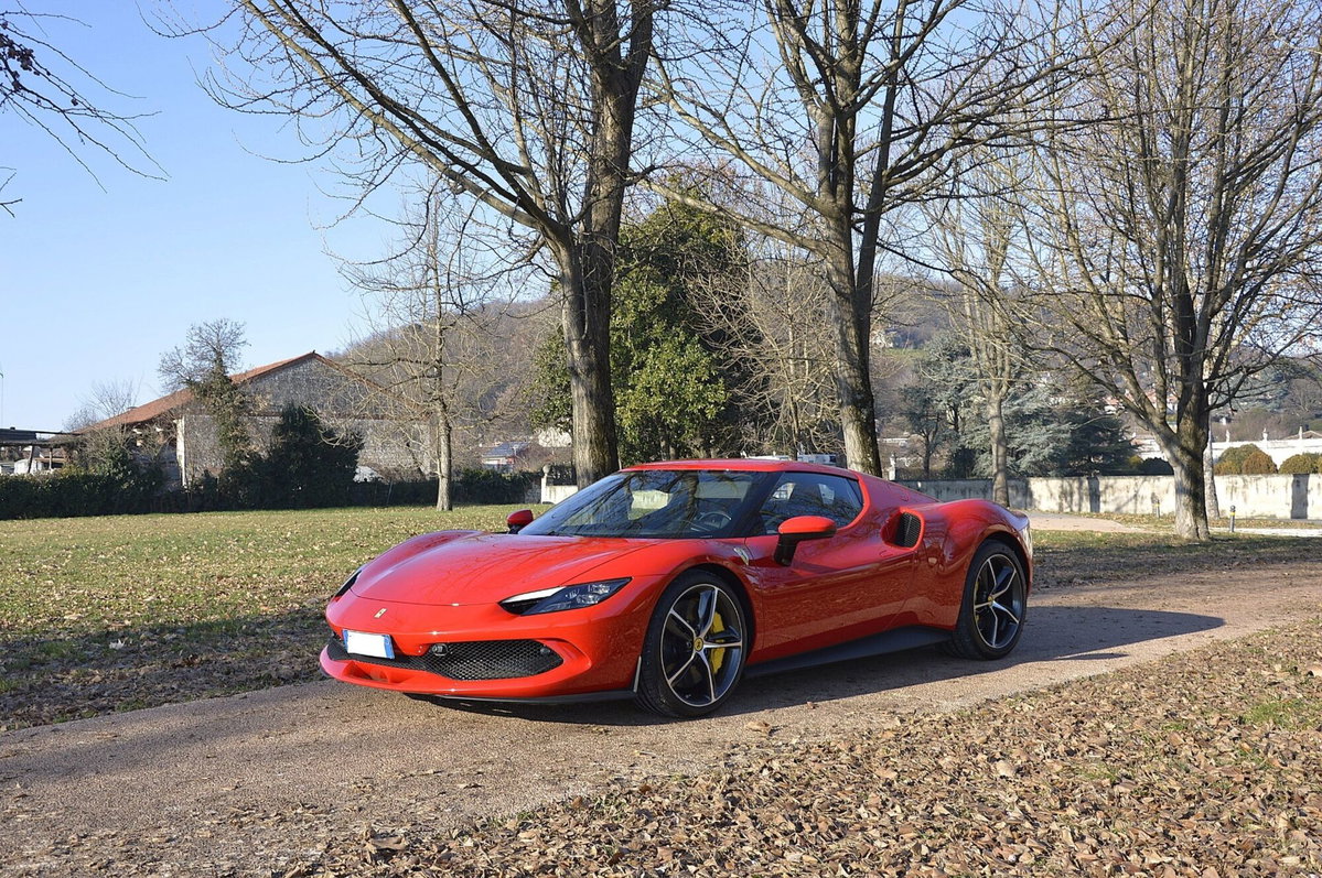 Ferrari 296 Coupé 3.0 GTB (2)
