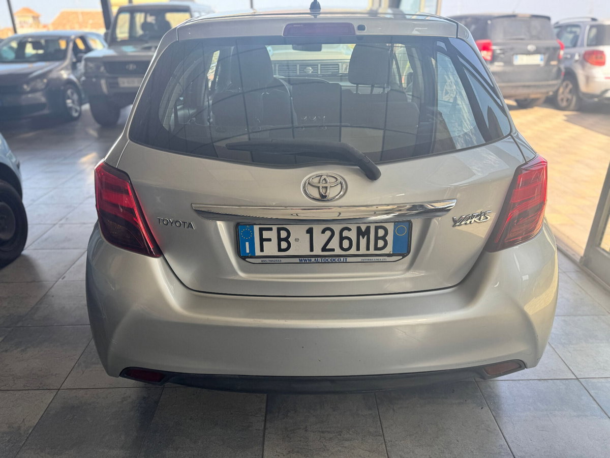 Toyota Yaris 1.0 5 porte Lounge (2)