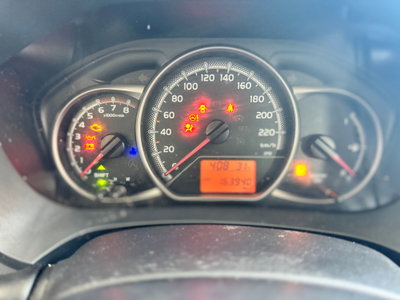 Toyota Yaris 1.0 5 porte Lounge (6)