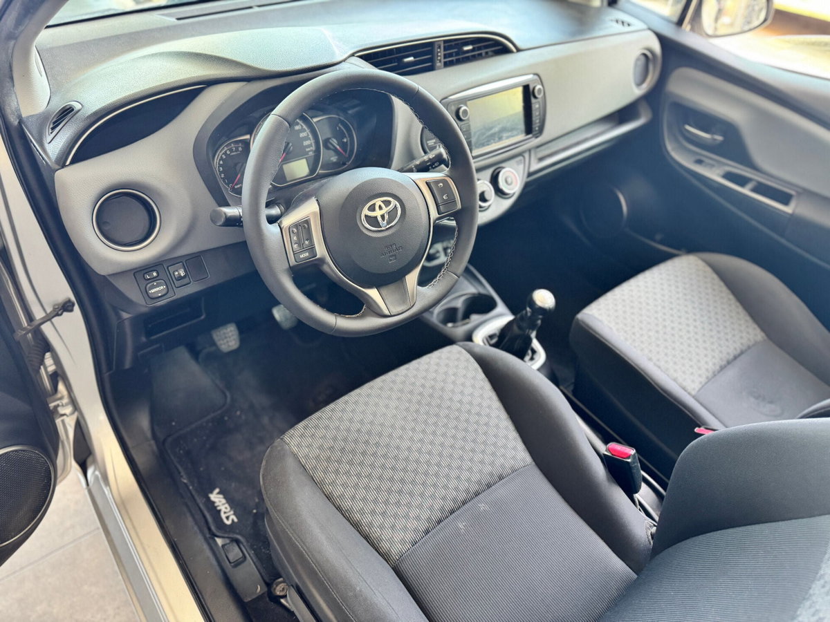 Toyota Yaris 1.0 5 porte Lounge (8)