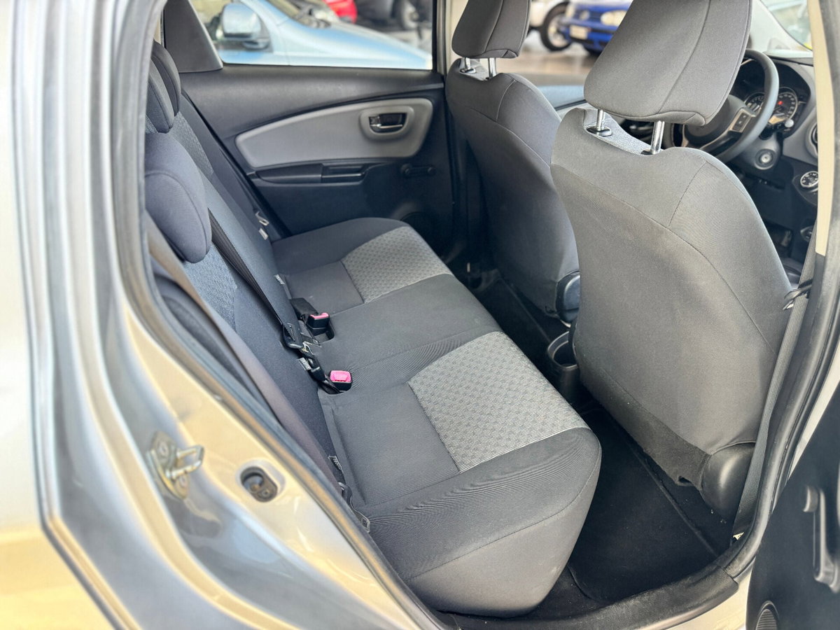 Toyota Yaris 1.0 5 porte Lounge (9)
