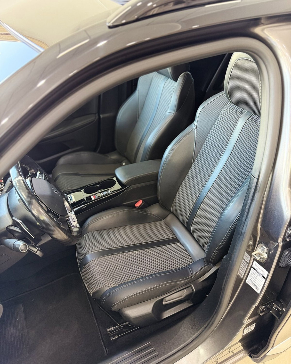 Peugeot 2008 BlueHDi 130 S&S EAT8 GT Line (6)