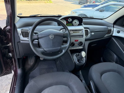 Lancia Ypsilon 1.3 MJT 75 CV Diva (8)