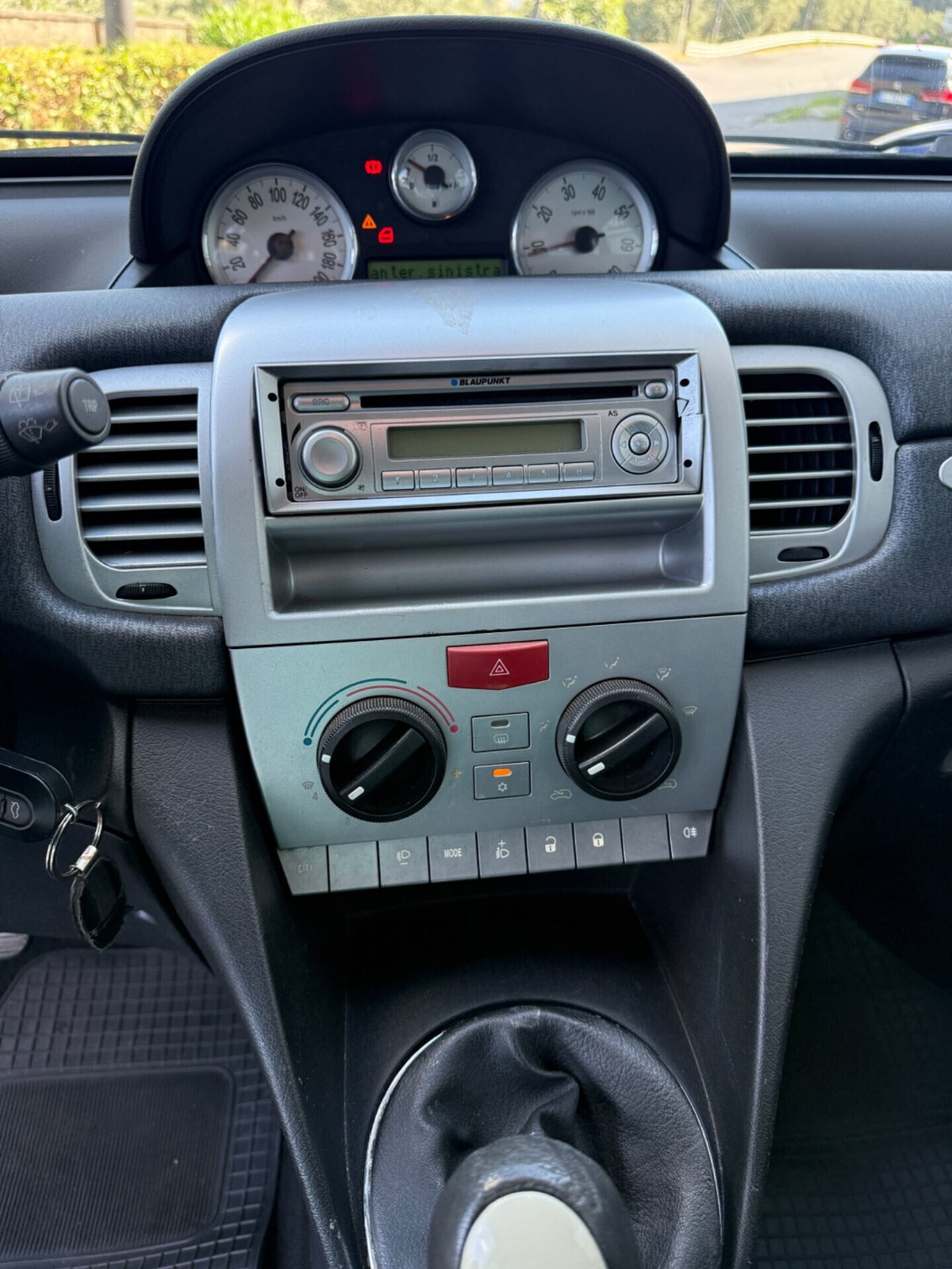 Lancia Ypsilon 1.3 MJT 75 CV Diva (9)