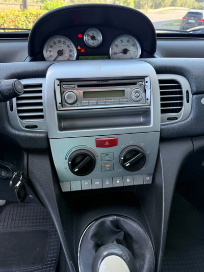 Lancia Ypsilon 1.3 MJT 75 CV Diva (9)