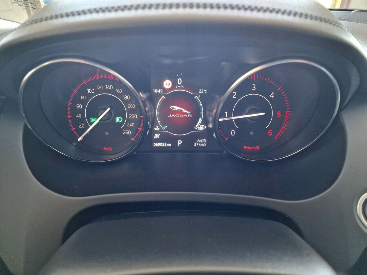 Jaguar E-Pace 2.0D 180 CV AWD aut. R-Dynamic (13)