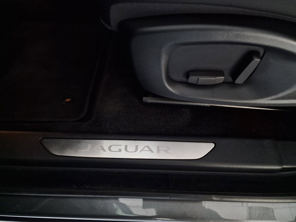 Jaguar E-Pace 2.0D 180 CV AWD aut. R-Dynamic (14)