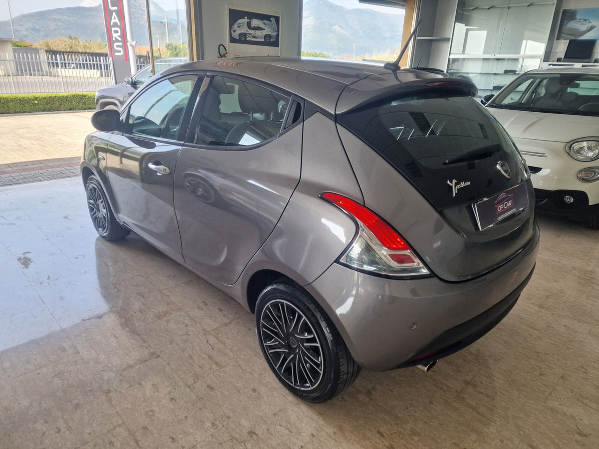 Lancia Ypsilon 1.0 FireFly 5 porte S&S Hybrid Ecochic Gold (2)