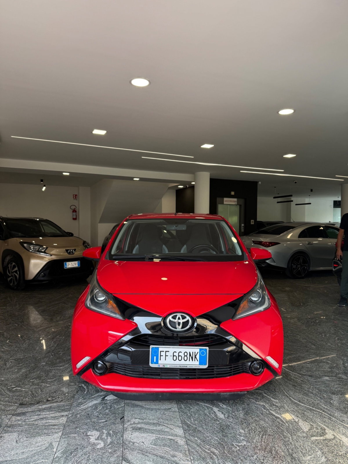 Toyota Aygo 1.0 VVT-i 69 CV 5 porte x-cool (2)
