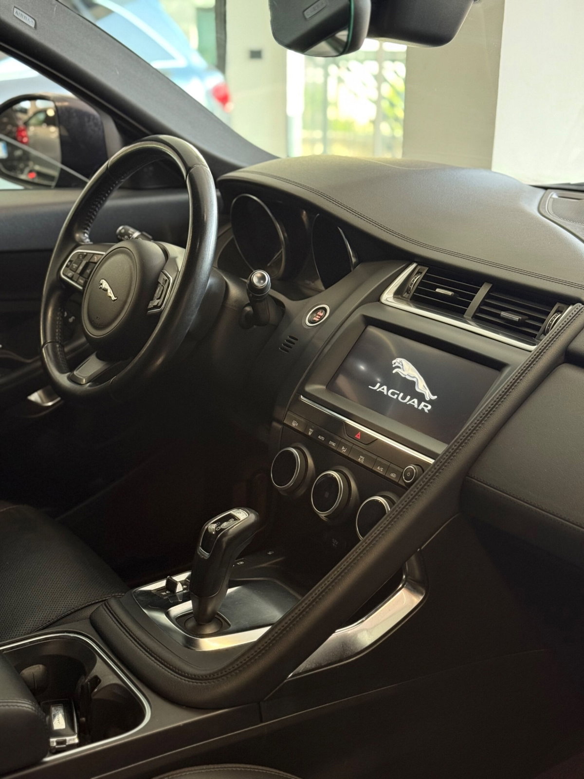 Jaguar E-Pace 2.0D 150 CV AWD R-Dynamic SE (10)