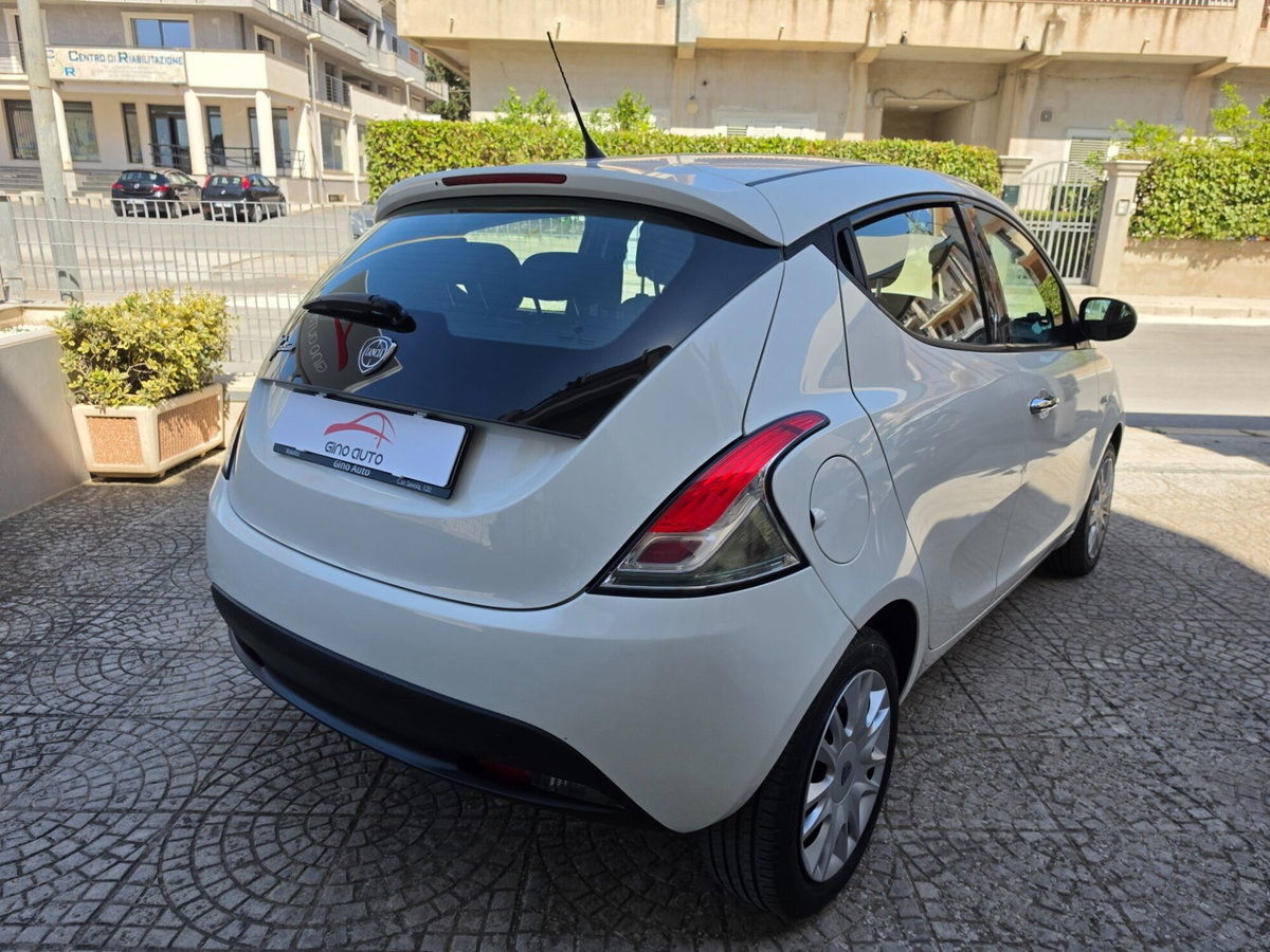 Lancia Ypsilon 1.2 69 CV 5 porte Silver (12)