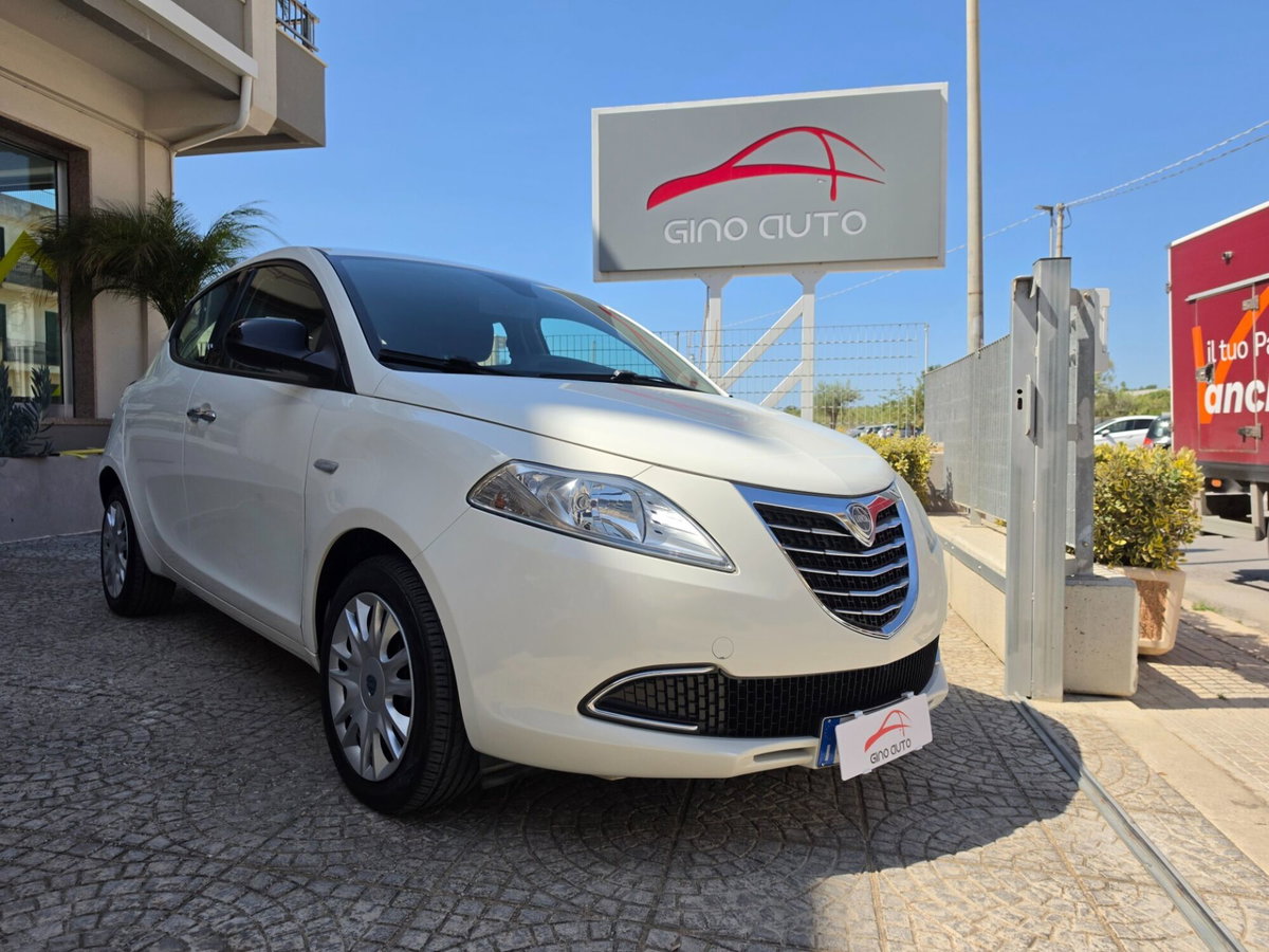 Lancia Ypsilon 1.2 69 CV 5 porte Silver (2)