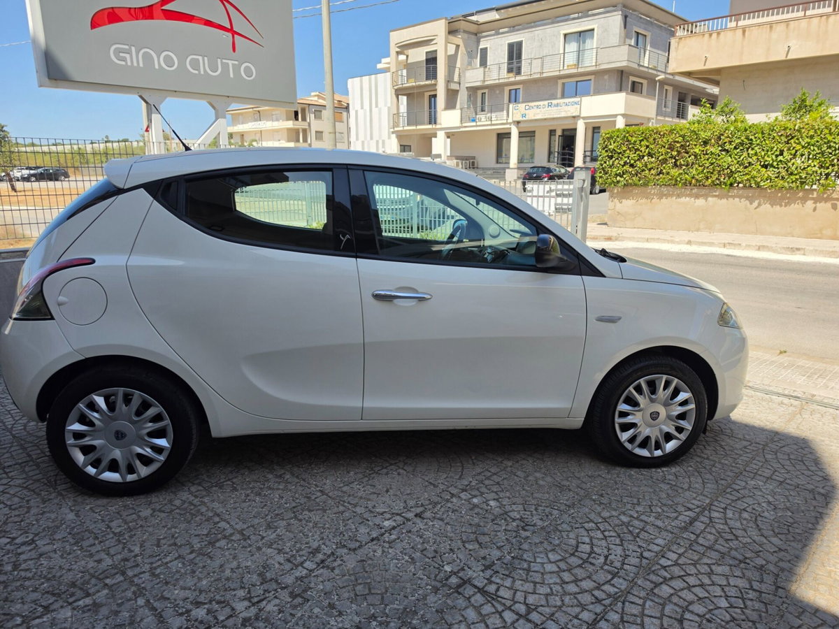 Lancia Ypsilon 1.2 69 CV 5 porte Silver (9)