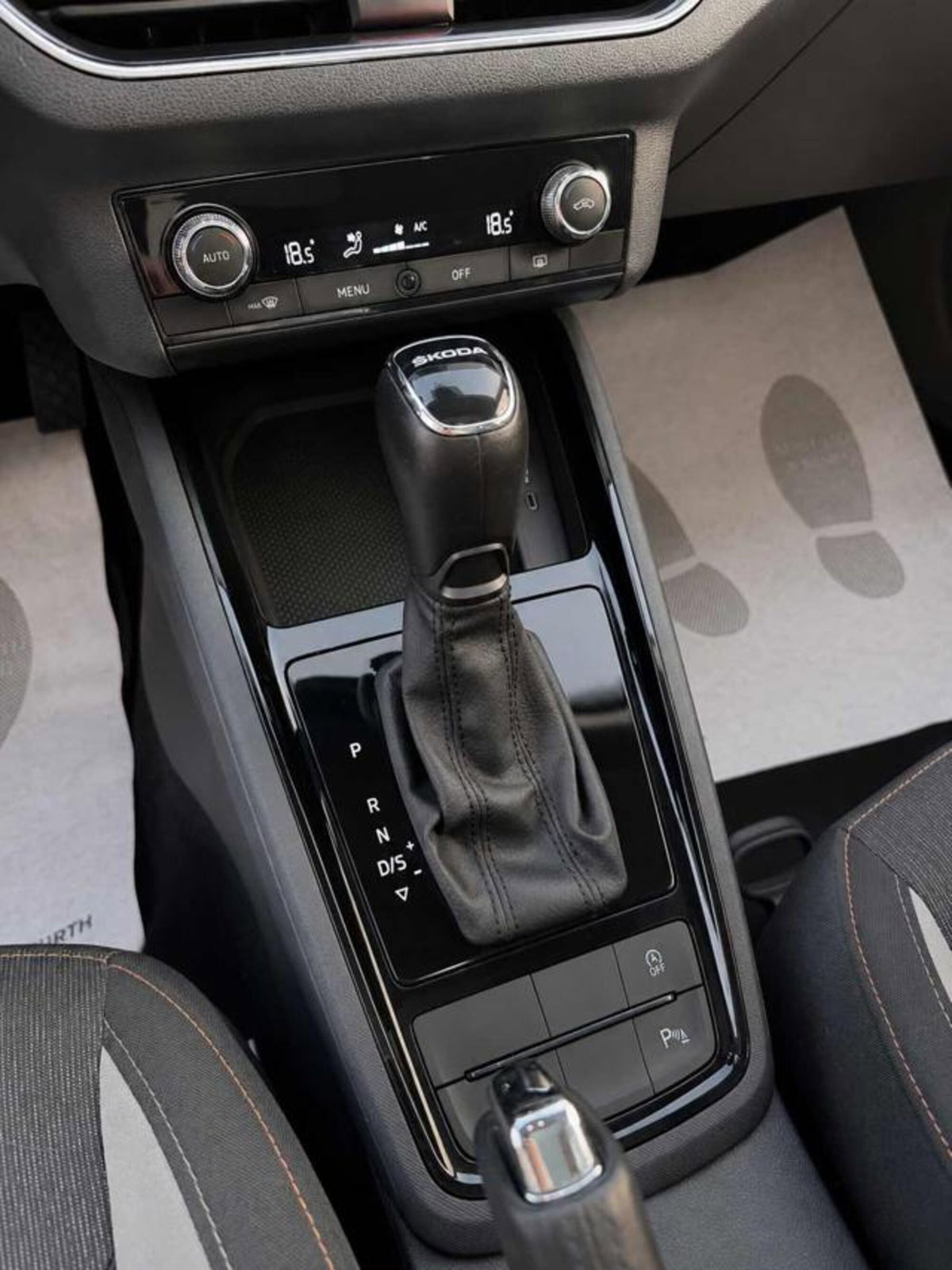 Skoda Kamiq 1.0 TSI 110 CV Dark Shade (14)