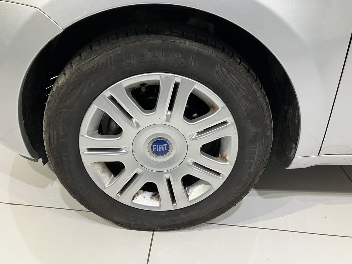 Fiat Idea 1.4 16V Dynamic (18)