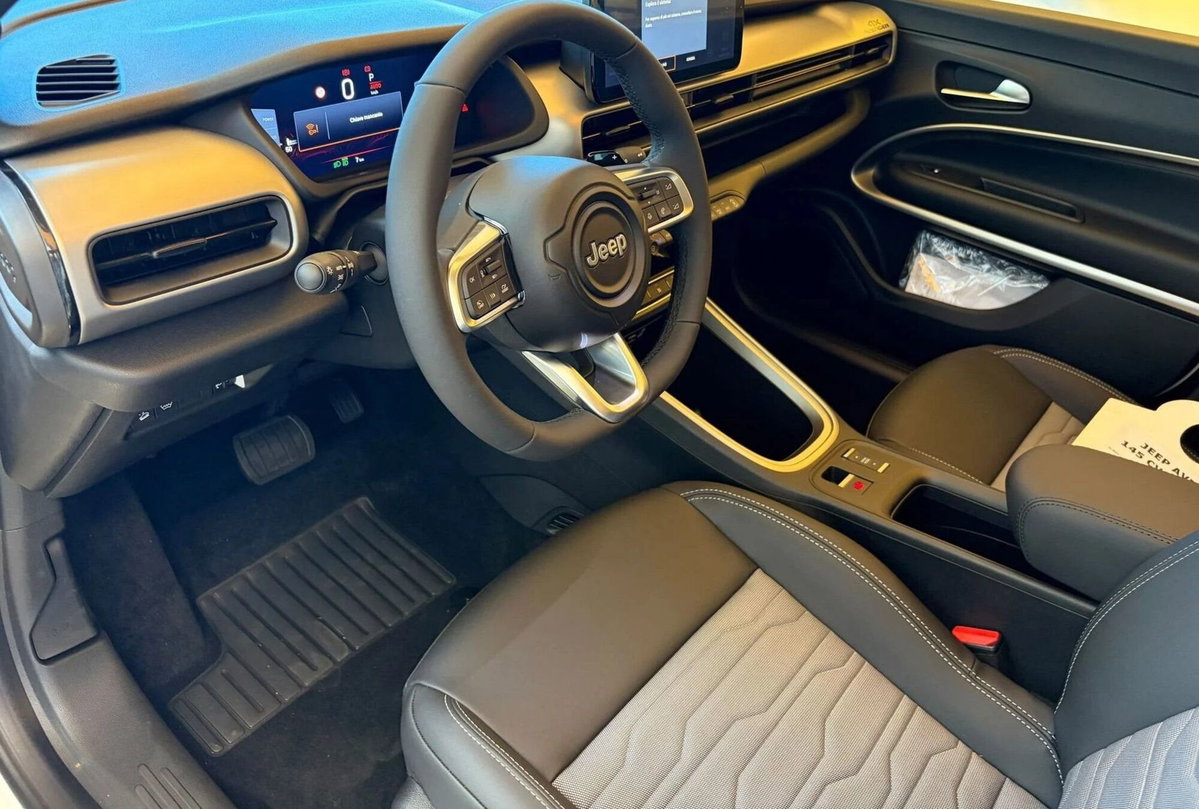 Jeep Avenger 1.2 turbo e-hybrid mhev Upland 4xe 145cv edct6 (10)