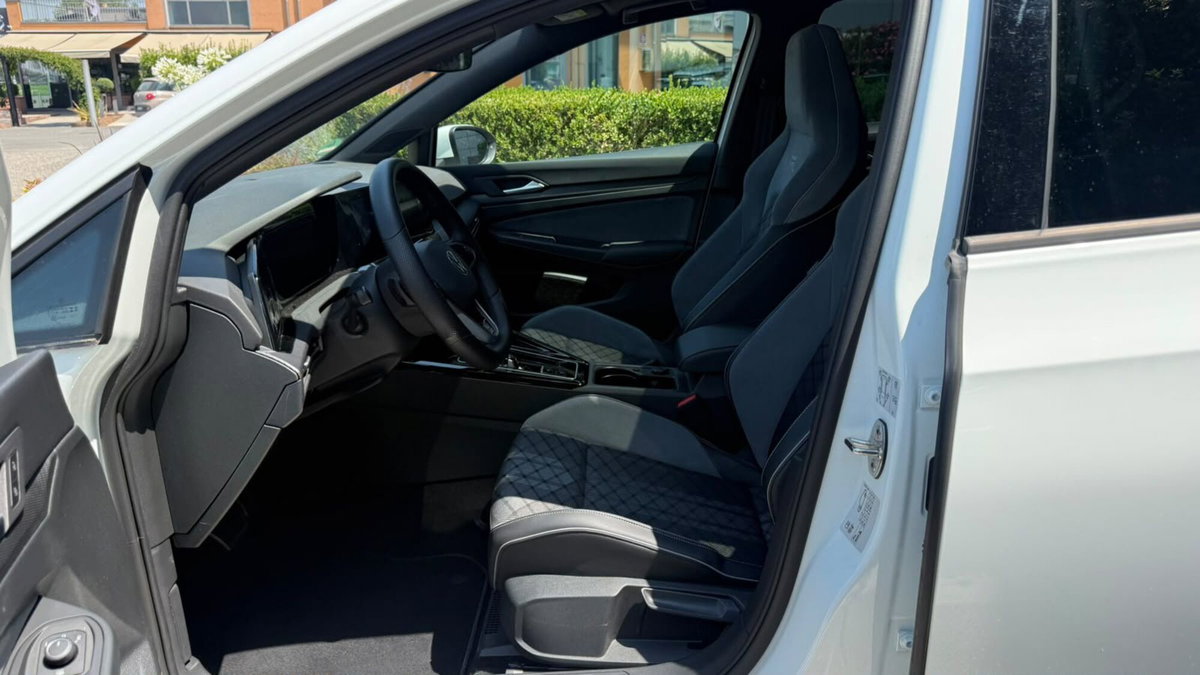 Volkswagen Golf 1.5 eTSI 150 CV EVO ACT DSG R-Line (9)