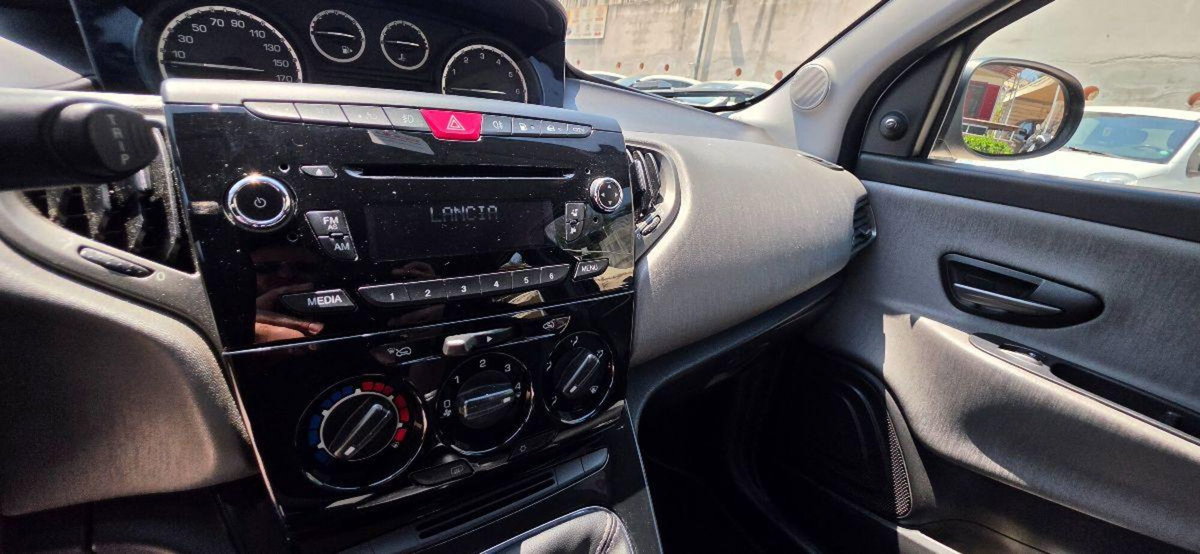 Lancia Ypsilon 1.2 69 CV 5 porte GPL Ecochic Gold (18)