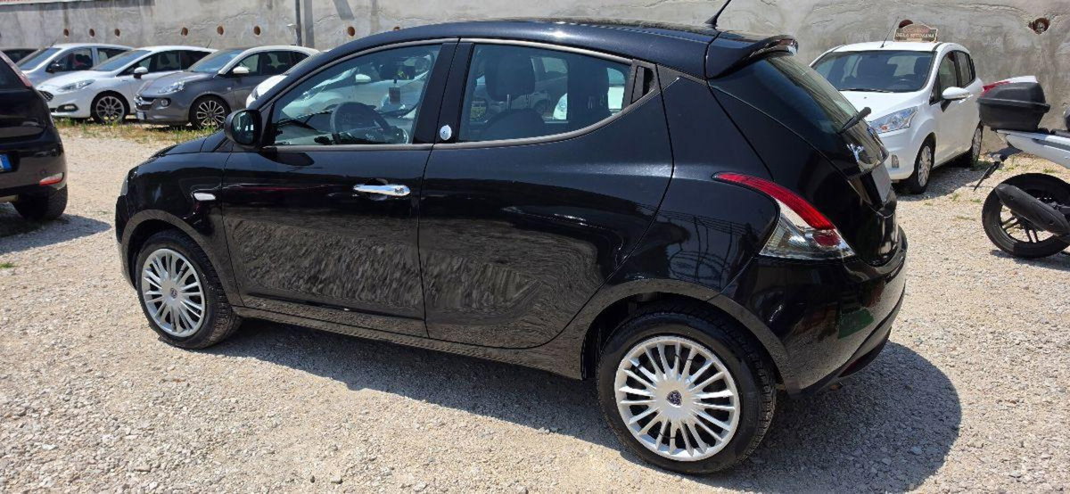 Lancia Ypsilon 1.2 69 CV 5 porte GPL Ecochic Gold (4)
