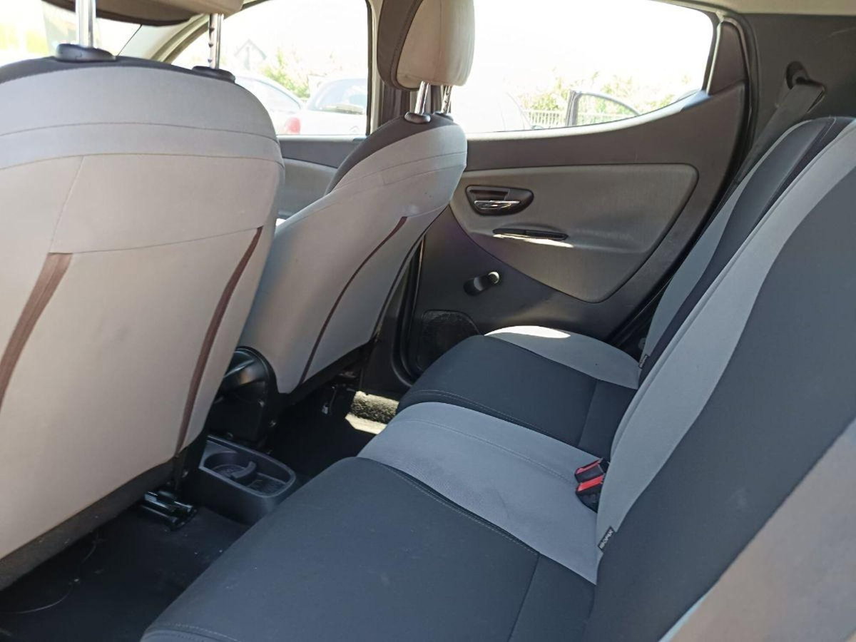 Lancia Ypsilon 1.2 69 CV 5 porte Gold (13)