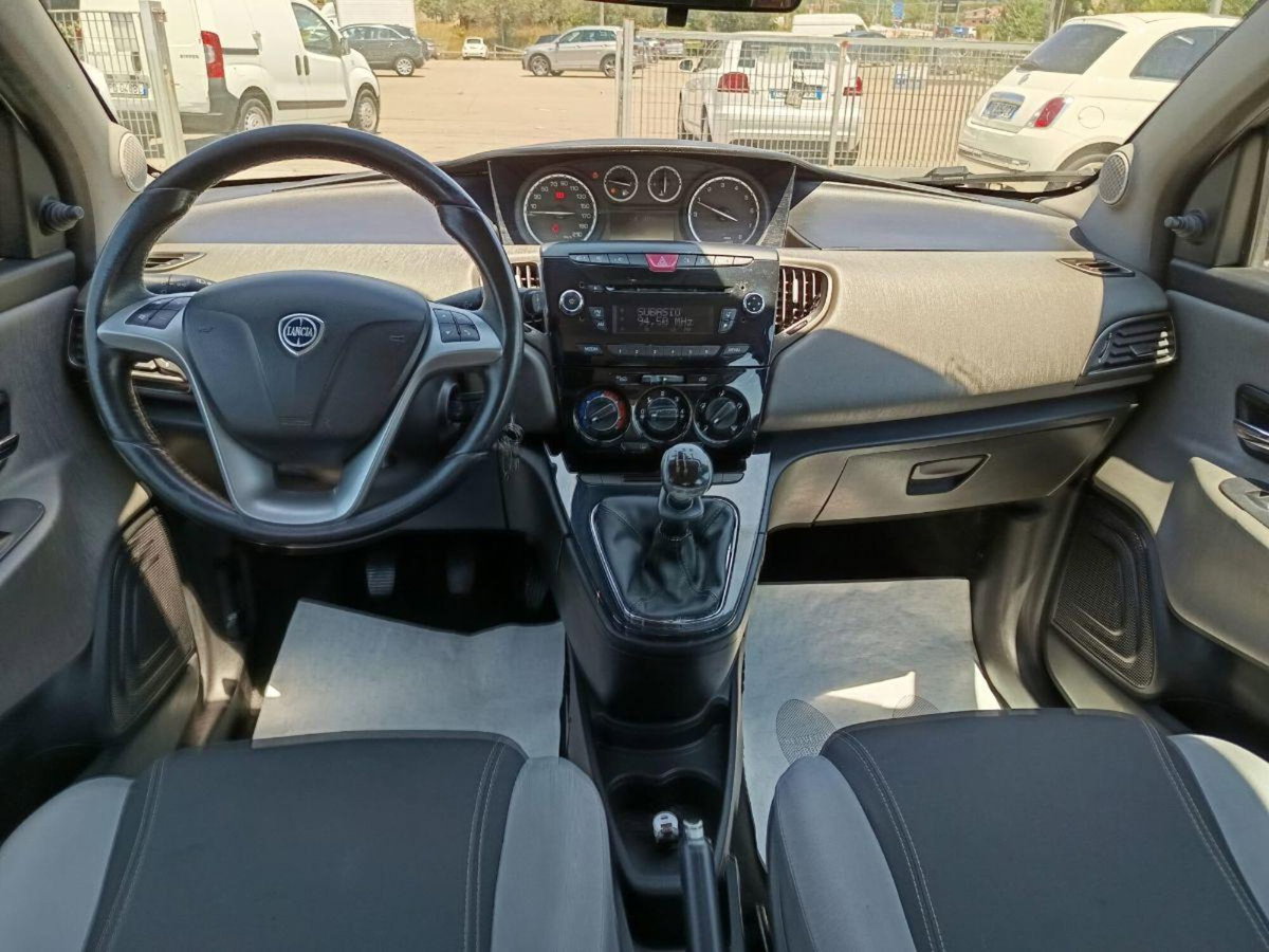 Lancia Ypsilon 1.2 69 CV 5 porte Gold (14)