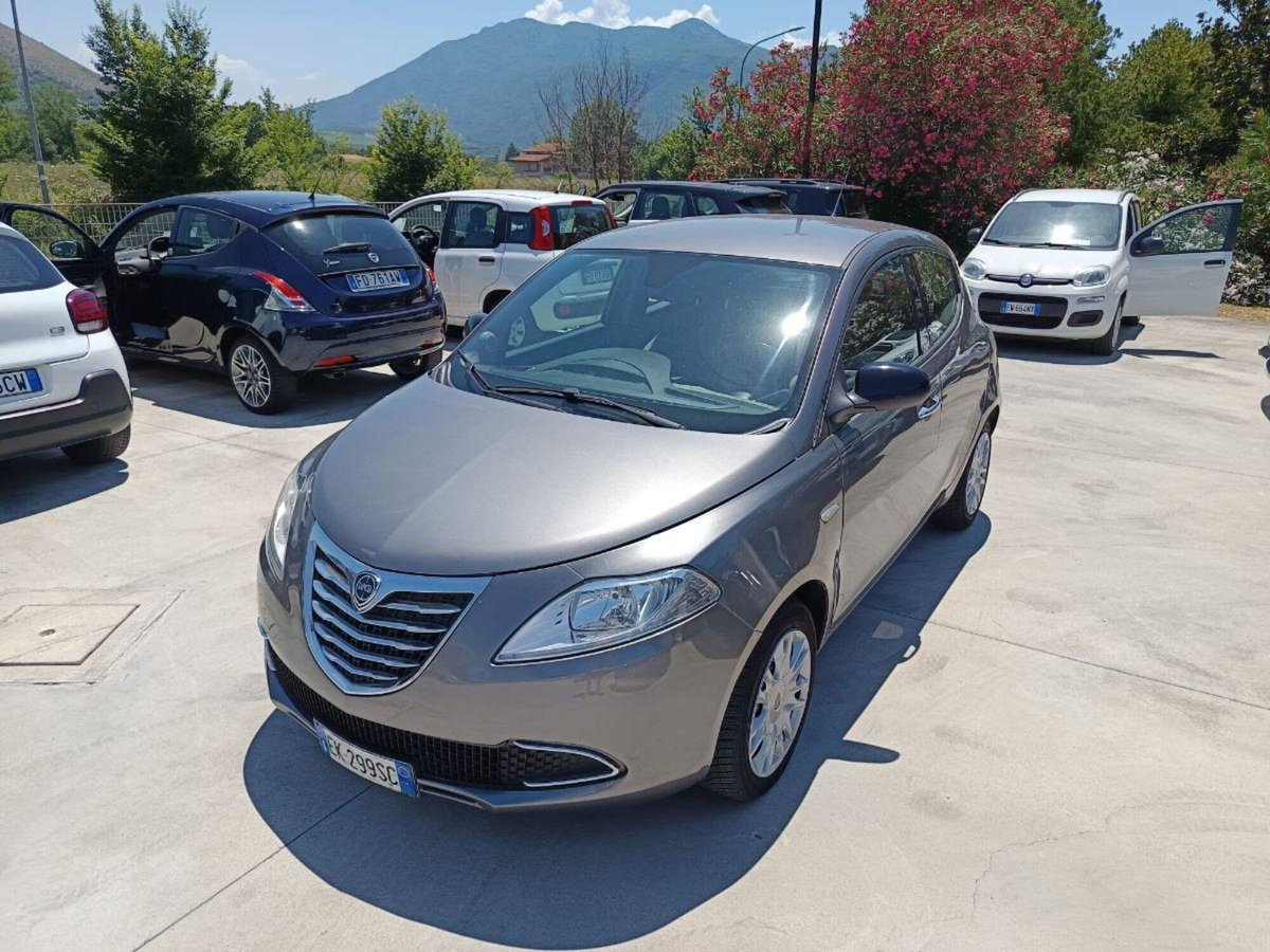 Lancia Ypsilon 1.2 69 CV 5 porte Gold (2)