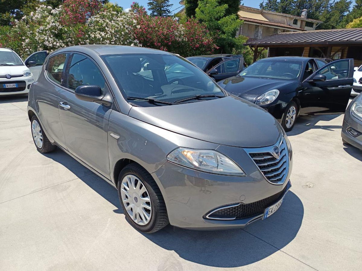 Lancia Ypsilon 1.2 69 CV 5 porte Gold (5)