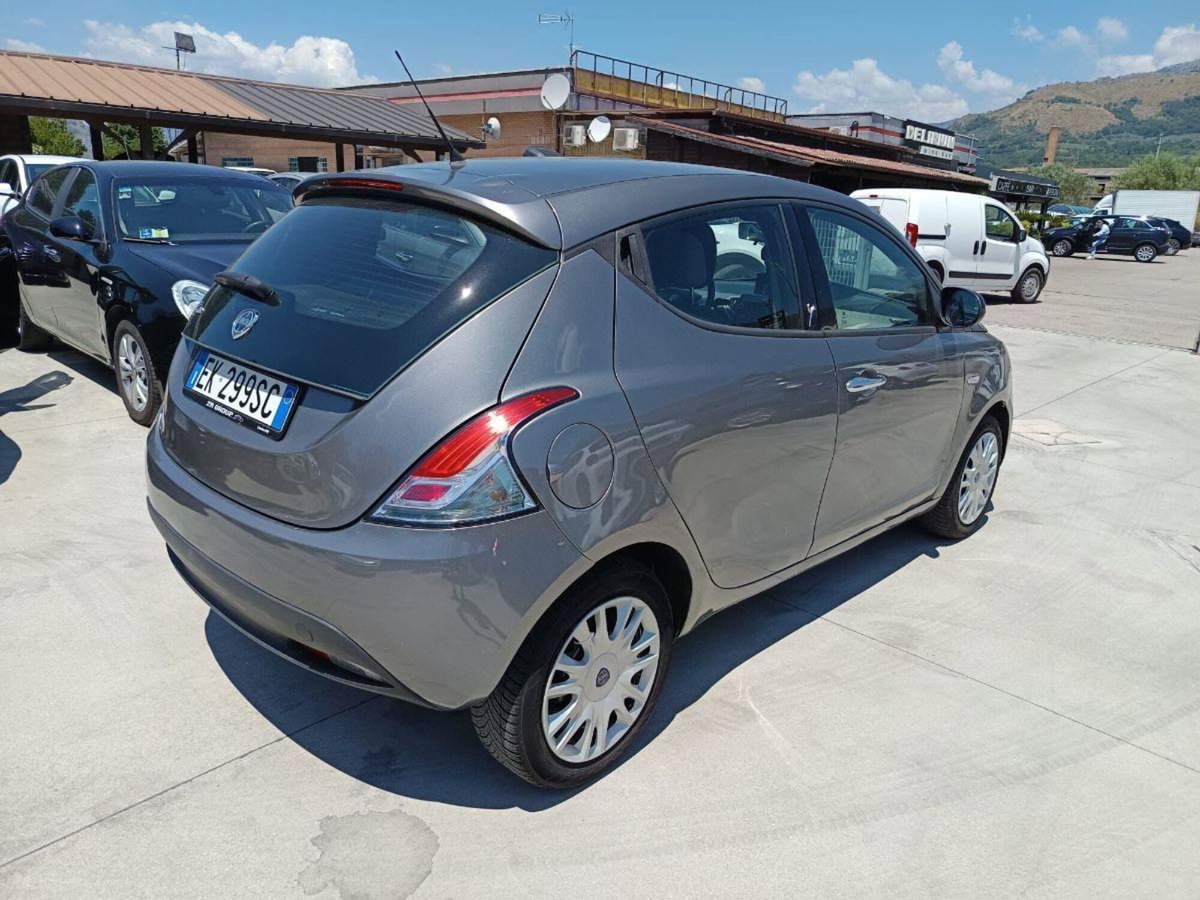 Lancia Ypsilon 1.2 69 CV 5 porte Gold (7)