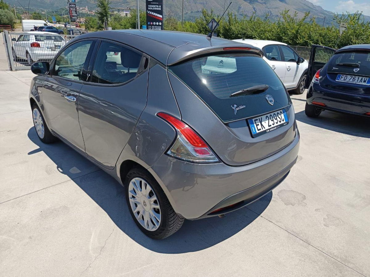 Lancia Ypsilon 1.2 69 CV 5 porte Gold (9)
