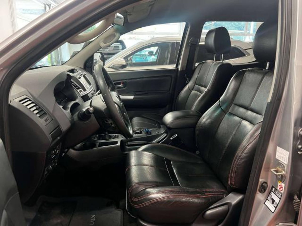 Toyota Hilux 3.0 D-4D 4WD 4p. Double Cab SR (12)