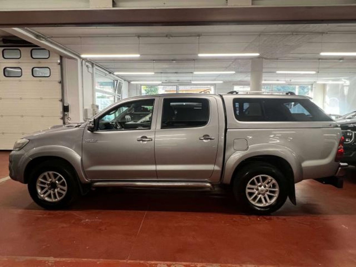 Toyota Hilux 3.0 D-4D 4WD 4p. Double Cab SR (2)