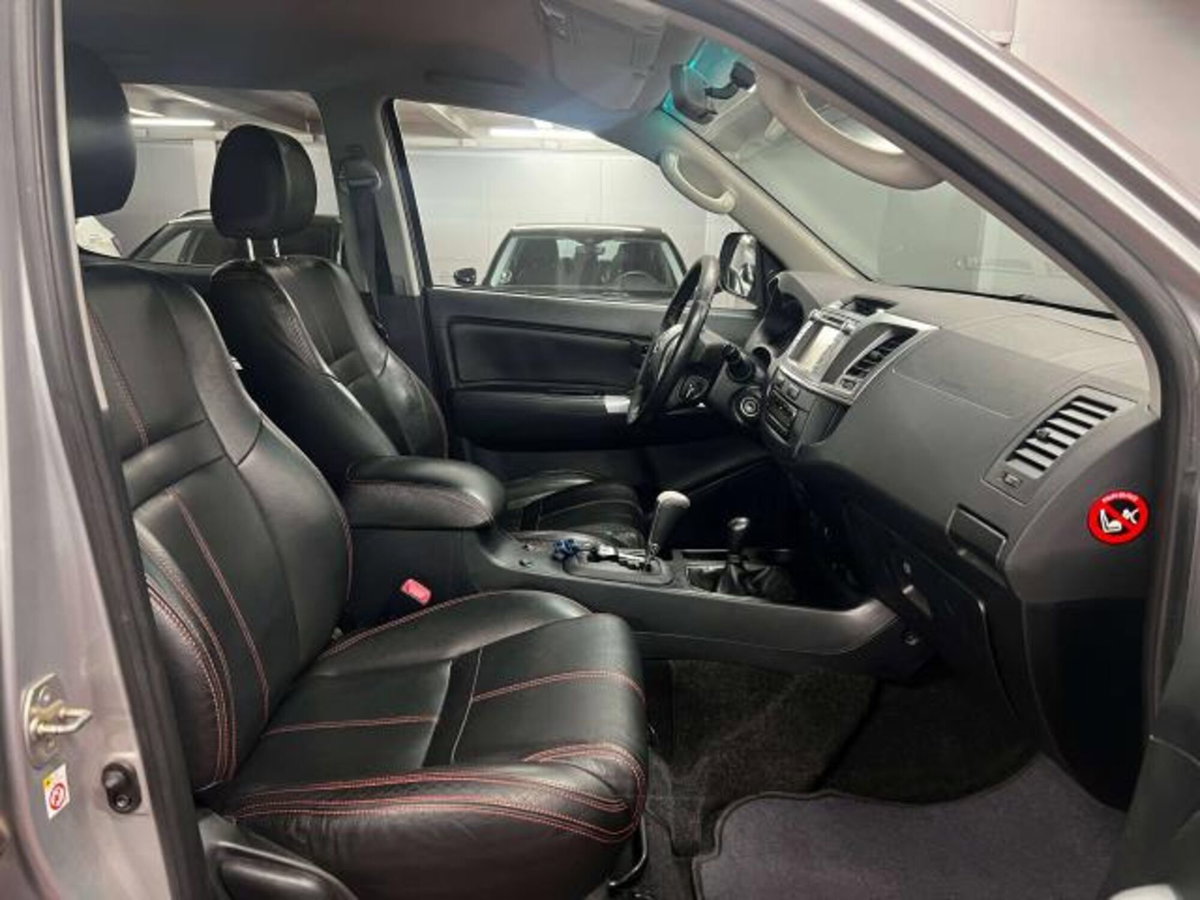 Toyota Hilux 3.0 D-4D 4WD 4p. Double Cab SR (5)