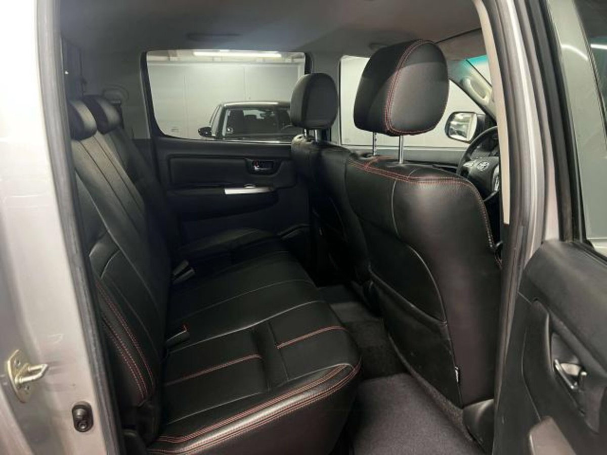 Toyota Hilux 3.0 D-4D 4WD 4p. Double Cab SR (9)