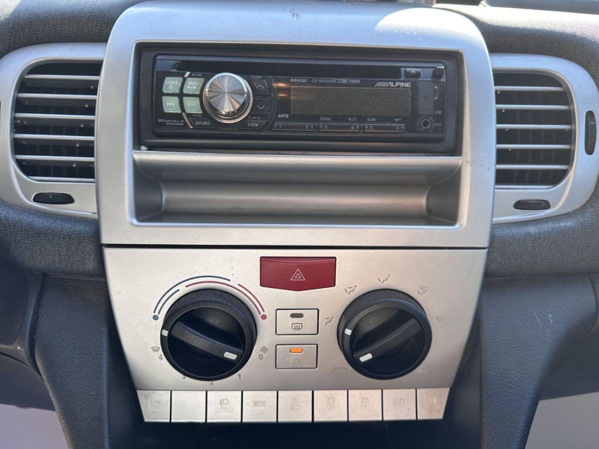Lancia Ypsilon 1.3 MJT 75 CV Unyca (12)