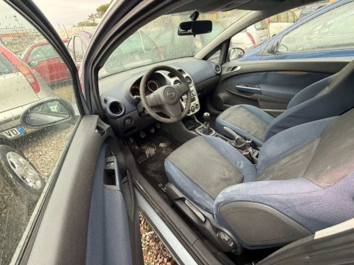 Opel Corsa 1.2 5 porte Cosmo (4)