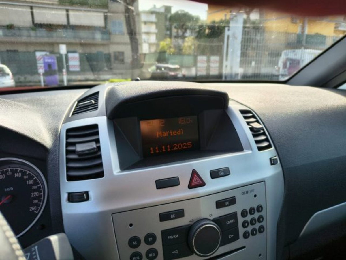 Opel Zafira 1.8 16V GPL-TECH Cosmo (11)