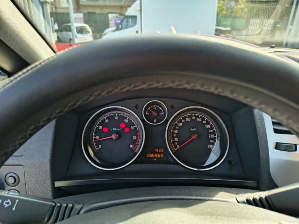 Opel Zafira 1.8 16V GPL-TECH Cosmo (14)